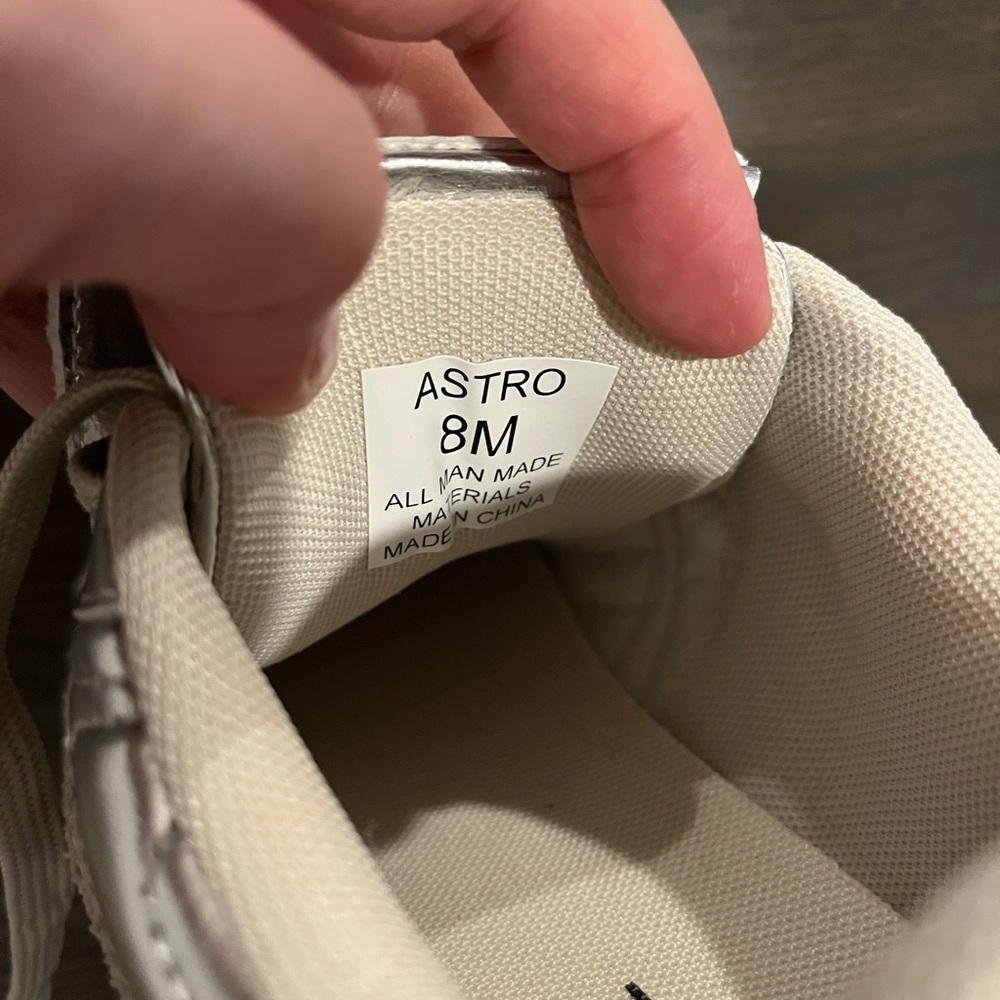 Cushionaire Astro Retro sneaker in silver metallic - Picture 3 of 12